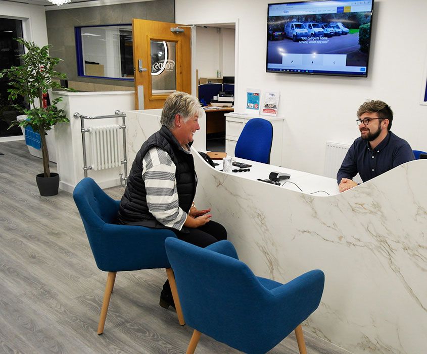 customer-consultation-at-ford-south-west